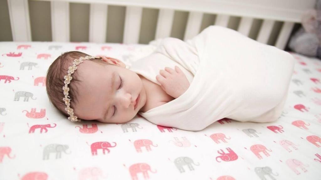 When to Stop Swaddling | Peanut