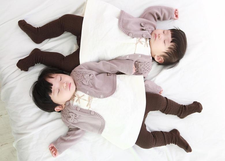 Should Your Newborn Twins Sleep Together? - Momababyetc