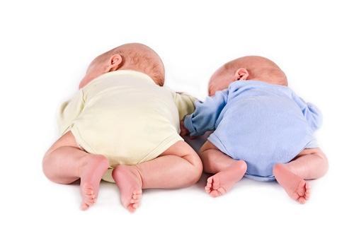 Twins to sleep: Helping your twins sleep at the same time together